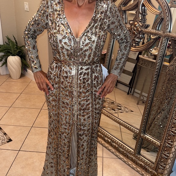 ๐HP๐MAC DUGGAL EMBELLISHED FRONT SLIT LONG SLEEVE GOWN. Size 4 and 6 - Picture 14 of 17